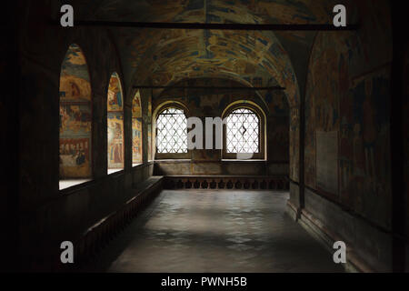 Galerie sud (papert) recouvert de fresques de peintres russes Dmitry Plékhanov et Fédor Ignatiev datée de 1700 dans l'église de Saint Jean le Baptiste au Tolchkovo à Iaroslavl, Russie. Banque D'Images