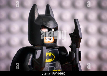 Tambov, Fédération de Russie - le 29 juillet 2018 Portrait de Batman Lego playmobil - 5116 - moto contre plaque gris. Studio shot. Banque D'Images