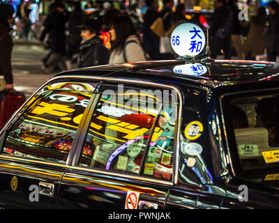 Taxi Les taxis de Tokyo Tokyo - Vie Nocturne lumières éclatantes reflètent sur les taxis de Tokyo dans le quartier de Shinjuku Banque D'Images