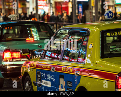 Taxi Les taxis de Tokyo Tokyo - Vie Nocturne lumières éclatantes reflètent sur les taxis de Tokyo dans le quartier de Shinjuku Banque D'Images