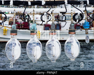 Bateau de pêche Squid lights Hakodate Japon - lumières puissantes à bord des bateaux de pêche japonais Squid Squid pour attirer la surface la nuit