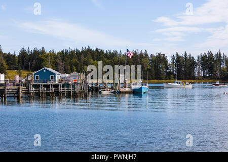 Bateaux et quai de Owls Head Harbour sur la côte de l'Océan Atlantique du Maine Banque D'Images