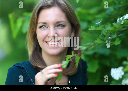Jeune femme dans la nature Banque D'Images