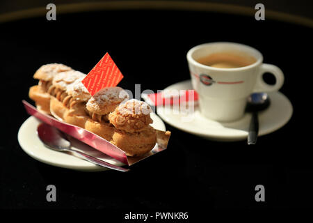 Paris Brest Pâtisserie et café sur un tableau noir. Banque D'Images