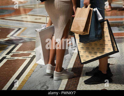 Milan, Italie - 25 mai 2018 : un couple de touristes avec des sacs de shopping dans la galerie Vittorio Emanuele II à Milan Banque D'Images