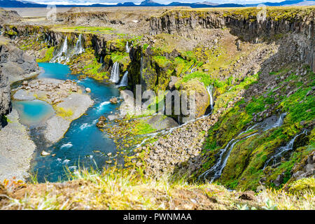 De cascades en Sigoldugljufur avec le canyon de la rivière bleue en terres centrales de l'Islande Banque D'Images