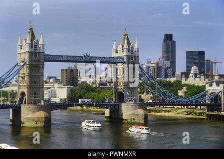 Tower Bridge, Londres, Angleterre, Royaume-Uni. Circa 1980 Banque D'Images