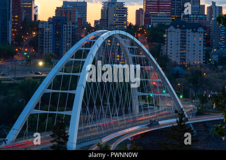 Le nouveau pont Walterdale sur la rivière Saskatchewan Nord reliant le secteur sud d'Edmonton avec le centre-ville. Banque D'Images