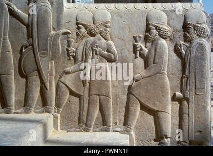 Persepolis. Reliefs sur l'escalier de la Tripylon, représentant les dignitaires s'attaquer à la partie du Novruz. Détail. Darius I (522-486 avant J.-C.) et Xerxès I (486-465 avant J.-C.) période. République islamique d'Iran. Banque D'Images