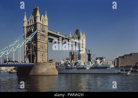 Tower Bridge s'ouvre pour laisser le HMS Edinburgh, un destroyer de type 42 de la Royal Navy, Londres, Angleterre, Royaume-Uni. Circa 1980 Banque D'Images