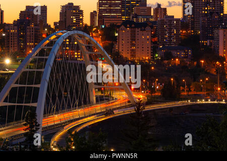 Le nouveau pont Walterdale sur la rivière Saskatchewan Nord reliant le secteur sud d'Edmonton avec le centre-ville. Banque D'Images