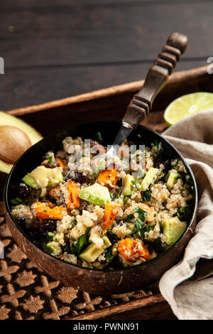 Dans un bol à salade de quinoa Banque D'Images