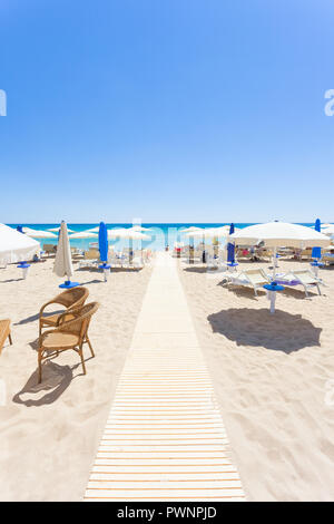 Lido Venere, Pouilles, Italie - parasols sur la magnifique plage de Lido Venere Banque D'Images