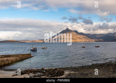 Coucher du soleil à Elgol Bay, Black Cuillin Mountain Range, Isle of Skye, Scotland, UK Banque D'Images