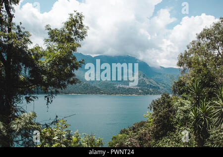 Vue sur le paysage luxuriant et bleu autour du lac Atitlan, Guatemala Banque D'Images