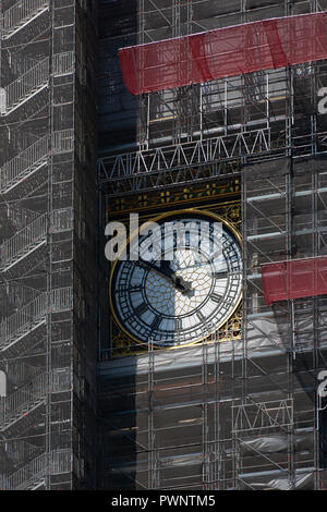 Londres / Grande-bretagne - 25 juin 2018 : Horloge du célèbre Big Ben d'échafaudages pendant la rénovation Banque D'Images