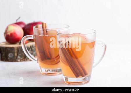 L'automne et l'hiver douillet chaud cidre chaud avec des tranches de pomme boissons Banque D'Images