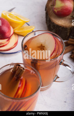 L'automne et l'hiver douillet chaud cidre chaud avec des tranches de pomme boissons Banque D'Images