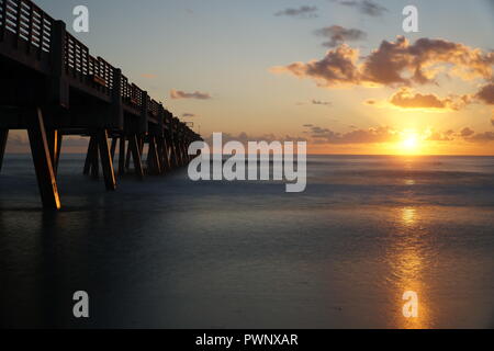 Lever du soleil à Jacksonville Beach Pier Banque D'Images