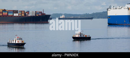 L'Amérique centrale, Panama, Panama Canal près de deux points. Vue panoramique de bateaux qui attendent pour entrer dans le canal de Panama. Banque D'Images