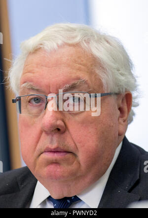05 octobre 2018, Berlin : Christian John Kornblum, ancien diplomate, ancien ambassadeur des USA à l'Allemagne, assiste à une conférence de presse de l'initiative "Museum am Checkpoint Charlie maintenant'. Photo : Jens Büttner/dpa-Zentralbild/dpa Banque D'Images