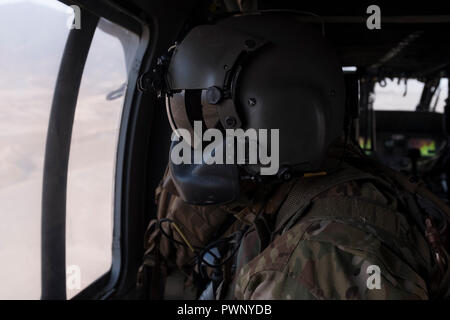 L'Afghanistan. 17 Oct, 2018. Les États-Unis sont le premier fournisseur de soutien aéroporté en Afghanistan dans le cadre d'une opération de l'OTAN soutien résolu. La 101st Airborne Brigade d'aviation de combat est de fournir un soutien à la fois à l'Armée nationale afghane ainsi que la formation. Dans tous les espoirs d'un Afghanistan plus sûr et sécurisé. Un infirmier donne au cours d'une mission d'évacuation sanitaire. Credit : Allison Dîner/ZUMA/Alamy Fil Live News Banque D'Images