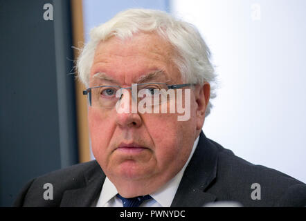 05 octobre 2018, Berlin : Christian John Kornblum, ancien diplomate, ancien ambassadeur des USA à l'Allemagne, assiste à une conférence de presse de l'initiative "Museum am Checkpoint Charlie maintenant'. Photo : Jens Büttner/dpa-Zentralbild/dpa Banque D'Images