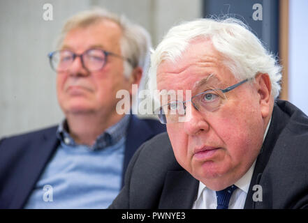 05 octobre 2018, Berlin : John Christian Kornblum (r), diplomate américain à la retraite, ancien ambassadeur des Etats-Unis à l'Allemagne, et Eberhard Diepgen, ancien maire de Berlin, participer à une conférence de presse de l'initiative "Museum am Checkpoint Charlie maintenant'. Photo : Jens Büttner/dpa-Zentralbild/dpa Banque D'Images
