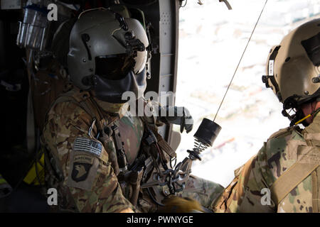 Bagram, en Afghanistan. 17 Oct, 2018. Les États-Unis sont le premier fournisseur de soutien aéroporté en Afghanistan dans le cadre d'une opération de l'OTAN soutien résolu. La 101st Airborne Brigade d'aviation de combat est de fournir un soutien à la fois à l'Armée nationale afghane ainsi que la formation. Dans tous les espoirs d'un Afghanistan plus sûr et sécurisé. Un soldat est titulaire d'un palan lors d'une mission de formation. Credit : Allison Dîner/ZUMA/Alamy Fil Live News Banque D'Images