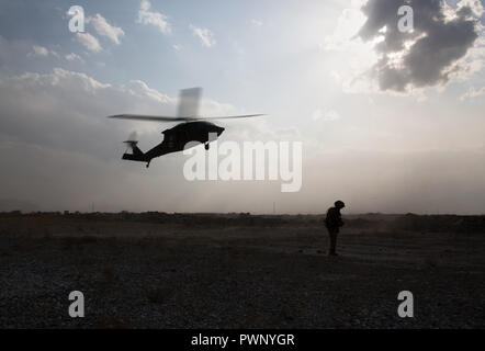 Bagram, en Afghanistan. 17 Oct, 2018. Les États-Unis sont le premier fournisseur de soutien aéroporté en Afghanistan dans le cadre d'une opération de l'OTAN soutien résolu. La 101st Airborne Brigade d'aviation de combat est de fournir un soutien à la fois à l'Armée nationale afghane ainsi que la formation. Dans tous les espoirs d'un Afghanistan plus sûr et sécurisé. Une évacuation médicale Black Hawk lors d'une mission de formation. Credit : Allison Dîner/ZUMA/Alamy Fil Live News Banque D'Images