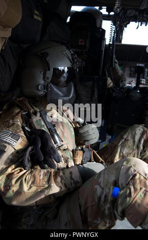 L'Afghanistan. 17 Oct, 2018. Les États-Unis sont le premier fournisseur de soutien aéroporté en Afghanistan dans le cadre d'une opération de l'OTAN soutien résolu. La 101st Airborne Brigade d'aviation de combat est de fournir un soutien à la fois à l'Armée nationale afghane ainsi que la formation. Dans tous les espoirs d'un Afghanistan plus sûr et sécurisé. Un infirmier repose dans le Black Hawk lors d'une mission de formation de l'evasan. Credit : Allison Dîner/ZUMA/Alamy Fil Live News Banque D'Images