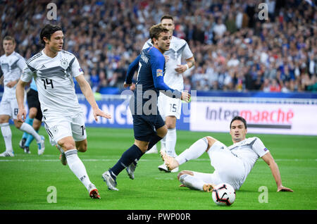 Paris, Frankreich. 16 Oct, 2018. duels, duel Nico Schulz (Allemagne), Antoine Griezmann (FRA), Mats Hummels (Allemagne) De gauche à droite/GES/football/Ligue des Nations Unies : France - Allemagne, 16.10.2018 Football/soccer : Ligue des Nations Unies : France contre l'Allemagne, Paris, Octobre 16, 2018 | dans le monde entier : dpa Crédit/Alamy Live News Banque D'Images