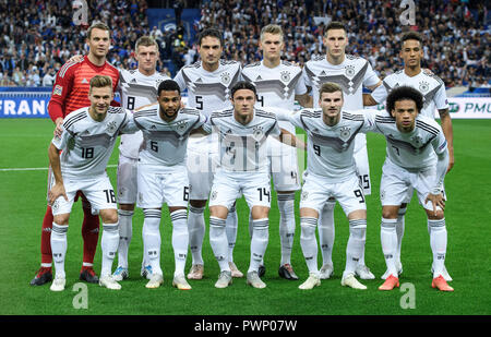 Paris, Frankreich. 16 Oct, 2018. Photo de l'équipe, de l'équipe photo, photo d'équipe : de gauche à droite arrière gardien Manuel Neuer (Allemagne), Toni Kroos (Allemagne), Mats Hummels (Allemagne), Matthias Ginter (Allemagne), Niklas Suele (Allemagne), Thilo Kehrer (Allemagne). De gauche à droite avant Joshua Kimmich (Allemagne), Serge Gnabry (Allemagne), Nico Schulz (Allemagne), Timo Werner (Allemagne), Leroy Sane (Allemagne). GES/football/Ligue des Nations Unies : France - Allemagne, 16.10.2018 Football/soccer : Ligue des Nations Unies : France contre l'Allemagne, Paris, Octobre 16, 2018 | dans le monde entier : dpa Crédit/Alamy Live News Banque D'Images