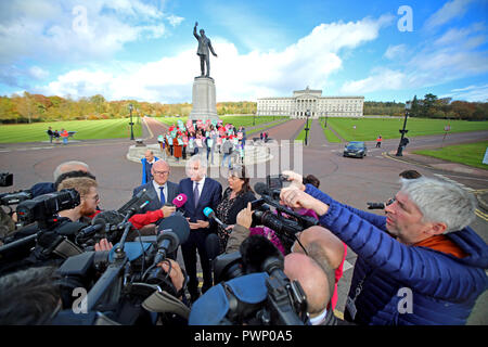 Les députés du Sinn Féin Paul Maskey et Michelle Gildernew Muilleoir et MLA Máirtín Ó parler aux médias en dehors de Stormont Belfast, mercredi 17, octobre 2018, Irlande du Nord, au nord de l'Irlande. Les députés de l'Assemblée législative et le Sinn Fein s'est joint à un Brexit à Stormont et de protestation à l'Université Queen's de Belfast vient avant Theresa mai de cette soirée visite à Bruxelles pour parler aux dirigeants de l'UE qu'elle se bat pour garder l'espoir d'un Brexit traitent en vie. Attentes d'une percée sont faibles, avec l'impasse des pourparlers sur la question de la frontière irlandaise.Les dirigeants de l'UE disent que c'est jusqu'à la Banque D'Images