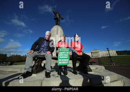 Belfast, en Irlande du Nord, Royaume-Uni. 17 Oct, 2018. Le Sinn Féin supporteurs avec masque de visage du parti conservateur britannique chiffres clés Boris Johnson, Premier Ministre britannique Theresa May et Jacob Rees-Mogg posent à l'extérieur de Stormont Belfast, mercredi 17, octobre 2018, Irlande du Nord, au nord de l'Irlande. Le Sinn Fein députés et parlementaires se joint à un Brexit à Stormont et de protestation à l'Université Queen's de Belfast vient avant Theresa mai de cette soirée visite à Bruxelles pour parler aux dirigeants de l'UE qu'elle se bat pour garder l'espoir d'un Brexit traitent en vie. Credit : Irish Eye/Alamy Live News Banque D'Images