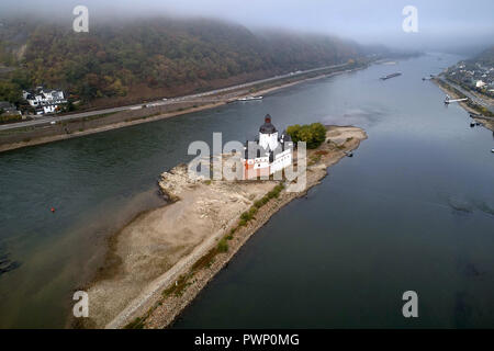 Rhénanie-palatinat, Oberwesel (Allemagne). 17 Oct, 2018. 17 octobre 2018, Rhénanie-Palatinat, Kaub : les navires de passer le banc autour du château Pfalzgrafenstein douanes près de Kaub sur le Rhin moyen (vue aérienne avec un drone). La marée basse s'approche les niveaux records de 2003. Photo : Thomas Frey/dpa dpa : Crédit photo alliance/Alamy Live News Banque D'Images