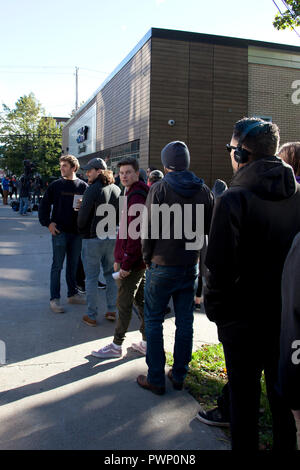 Halifax, Nouvelle-Écosse, Canada. 17 Oct, 2018. Smiling mécènes à attendre en ligne en dehors de la Clyde Street NSLC sur le matin, le cannabis devient légal au Canada Crédit : Rustycanuck/Alamy Live News Banque D'Images