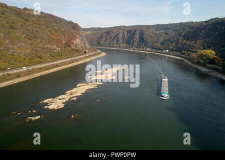 Rhénanie-palatinat, Oberwesel (Allemagne). 17 Oct, 2018. 17 octobre 2018, Rhénanie-Palatinat, Kaub : les navires de passer les rochers près de Oberwesel sur le Rhin moyen (vue aérienne avec un drone). La marée basse s'approche les niveaux records de 2003. Photo : Thomas Frey/dpa dpa : Crédit photo alliance/Alamy Live News Banque D'Images