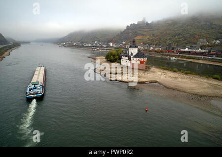 Rhénanie-palatinat, Oberwesel (Allemagne). 17 Oct, 2018. 17 octobre 2018, Rhénanie-Palatinat, Kaub : les navires de passer le banc autour du château Pfalzgrafenstein douanes près de Kaub sur le Rhin moyen (vue aérienne avec un drone). La marée basse s'approche les niveaux records de 2003. Photo : Thomas Frey/dpa dpa : Crédit photo alliance/Alamy Live News Banque D'Images