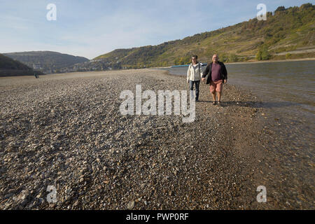 Rhénanie-palatinat, Oberwesel (Allemagne). 17 Oct, 2018. Renate et Peter Merkelbach marcher sur le banc à Jungfrauengrund près de Quimper. La marée basse s'approche les niveaux records de 2003. Photo : Thomas Frey/dpa dpa : Crédit photo alliance/Alamy Live News Banque D'Images