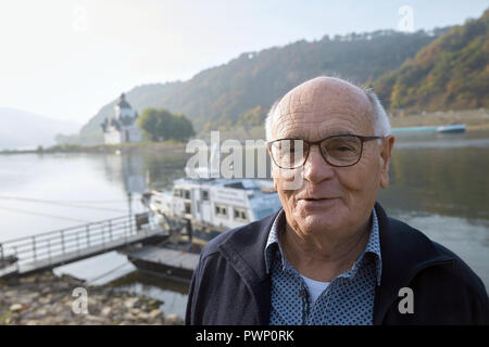 Rhénanie-palatinat, Oberwesel (Allemagne). 17 Oct, 2018. Exploitant de traversiers Heinz Dieter Kimpel se dresse sur le Rhin en face de la douane château Pfalzgrafenstein. Le trafic des ferries au château au milieu du Rhin a été arrêté en raison du faible niveau d'eau. Photo : Thomas Frey/dpa dpa : Crédit photo alliance/Alamy Live News Banque D'Images