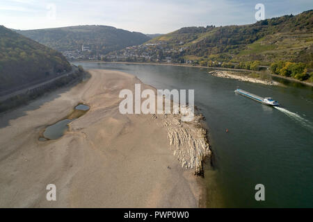 Rhénanie-palatinat, Oberwesel (Allemagne). 17 Oct, 2018. Sur le Rhin moyen, les navires de passer le banc à Jungfrauengrund près de Oberwesel (photographie aérienne avec un bourdon). La marée basse s'approche les niveaux records de 2003. Photo : Thomas Frey/dpa dpa : Crédit photo alliance/Alamy Live News Banque D'Images