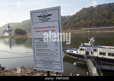 Rhénanie-palatinat, Oberwesel (Allemagne). 17 Oct, 2018. Un panneau indique que le trafic des ferries pour l'Zollburg Pfalzgrafenstein au milieu du Rhin a été arrêté en raison du faible niveau d'eau. Photo : Thomas Frey/dpa dpa : Crédit photo alliance/Alamy Live News Banque D'Images