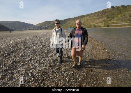 Rhénanie-palatinat, Oberwesel (Allemagne). 17 Oct, 2018. Renate et Peter Merkelbach marcher sur le banc à Jungfrauengrund près de Quimper. La marée basse s'approche les niveaux records de 2003. Photo : Thomas Frey/dpa dpa : Crédit photo alliance/Alamy Live News Banque D'Images