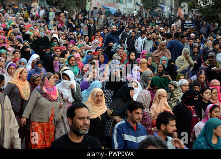 Srinagar, au Cachemire indien administré .17.octobre. Les musulmans du Cachemire women watch les funérailles pleurent comme ils participent près du corps d'Mehraj-Ud Bangroo-Din, un commandant rebelle au cours de funérailles .trois militants Lashkar y compris premier commandant tué.et policier ont été tués et trois soldats ont été blessés ce matin dans une rencontre. Credit : Sofi Suhail/Alamy Live News Banque D'Images