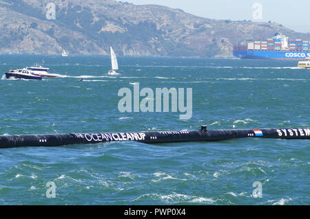 San Francisco, USA. 05Th Nov, 2018. 08.09.2018, USA, San Francisco : Un dispositif de collecte des déchets dans le cadre du projet 'l'océan Cleanup' flotte sur son chemin vers le site de l'océan Pacifique dans la baie de San Francisco. (Zu dpa ''Ocean Cleanup'' - "nettoyer le Pacifique a commencé') Crédit : Barbara Munker/dpa/Alamy Live News Banque D'Images