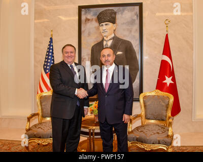 Ankara, Turquie. 17 Oct, 2018. La secrétaire d'État des États-Unis, Mike Pompeo, gauche, serre la main du ministre des Affaires étrangères turc Mevlut Cavusoglu avant une réunion bilatérale le 17 octobre 2018, à Ankara, Turquie. Pompey est sur une mission d'enquête suite à la disparition de journaliste saoudien Jamal Khashoggi qui croyait tué par la sécurité saoudienne à Istanbul. Credit : Planetpix/Alamy Live News Banque D'Images