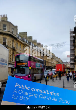 Bath, Somerset, Royaume-Uni. 17 Oct 2018. Bath and North East Somerset Council prennent des mesures au sujet de la mauvaise qualité de l'air dans le centre-ville de Bath. Pour réduire les niveaux de NO2 dans la ville qu'ils proposent de faire payer les conducteurs de véhicules les plus polluants à conduire dans le centre-ville à partir de 2020 © JMF News/Alamy Live News Banque D'Images