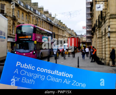 Bath, Somerset, Royaume-Uni. 17 Oct 2018. Bath and North East Somerset Council prennent des mesures au sujet de la mauvaise qualité de l'air dans le centre-ville de Bath. Pour réduire les niveaux de NO2 dans la ville qu'ils proposent de faire payer les conducteurs de véhicules les plus polluants à conduire dans le centre-ville à partir de 2020 © JMF News/Alamy Live News Banque D'Images