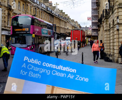 Bath, Somerset, Royaume-Uni. 17 Oct 2018. Bath and North East Somerset Council prennent des mesures au sujet de la mauvaise qualité de l'air dans le centre-ville de Bath. Pour réduire les niveaux de NO2 dans la ville qu'ils proposent de faire payer les conducteurs de véhicules les plus polluants à conduire dans le centre-ville à partir de 2020 © JMF News/Alamy Live News Banque D'Images